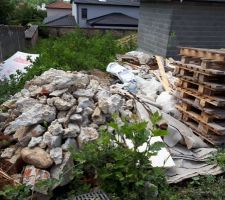 D&eacute;chets laiss&eacute;s par les ouvriers. Nous passons r&eacute;guli&egrave;rement sur le terrain pour tout ramasser et rassembler au m&ecirc;me endroit.