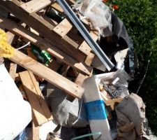 D&eacute;chets laiss&eacute;s par les ouvriers.nous passons r&eacute;guli&egrave;rement et en profitons pour tout ramasser et rassembler au m&ecirc;me endroit.