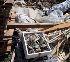 D&eacute;chets laiss&eacute;s par les ouvriers.nous passons r&eacute;guli&egrave;rement et en profitons pour tout ramasser et rassembler au m&ecirc;me endroit.