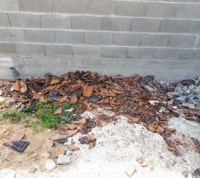 D&eacute;chets laiss&eacute;s par les ouvriers.nous passons r&eacute;guli&egrave;rement et en profitons pour tout ramasser et rassembler au m&ecirc;me endroit.