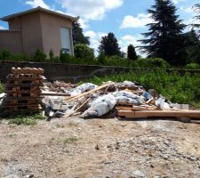 D&eacute;chets laiss&eacute;s par les ouvriers.nous passons r&eacute;guli&egrave;rement et en profitons pour tout ramasser et rassembler au m&ecirc;me endroit.