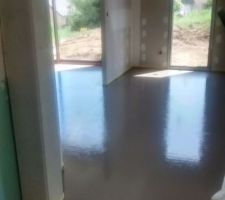 Chape liquide ciment toute fraiche.