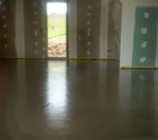 Chape liquide ciment toute fraiche.