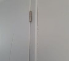 Photo récente, jeu entre la porte et le mur de 2mm en gros la porte se barre  .  constructeur Pas sérieux  !!!