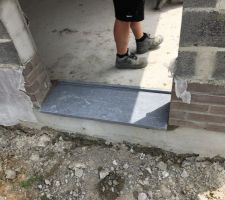 J?adore.... Quand le chantier avance sans que nous soyons informés. De belles surprises! La pose des seuils de fenêtres en pierre bleue est en cours.... Et je suis fannnnn ??