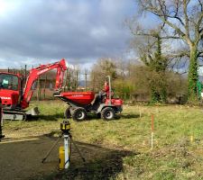 Installation de la mini-pelle du dumper et du laser pour attquer le terrassement