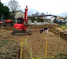 Décapage terminé, on trace les fouilles