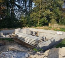 Pose de trois rangs, puis, arrêt de chantier (il faut rajouter deux rangs d'agglos pour éviter la pompe de relevage car le vide sanitaire est trop haut-fait déjà connu depuis octobre 2016).
