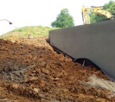 L'étanchéité est faite. La deuxième étape du terrassement est en cours.