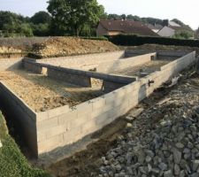 Coffrage et coulage b&eacute;ton des linteaux de passage dans le vide sanitaire , &Eacute;vacuation eaux pluviales , enduit d?imperm&eacute;abilisation et poses des blocs pour poutrelles .