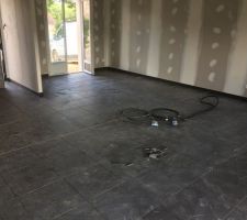 Carrelage, plinthe pièce de vie