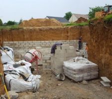 Ca y est les murs se montent doucement