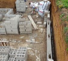 Ca y est les murs se montent doucement