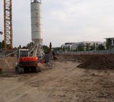 Nouveau jouet sur le chantier : &ccedil;a ressemble &agrave; une centrale  &agrave; faire du beton