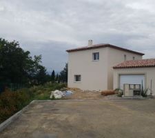 Les facades sont terminées, couleurs PRB 692 Athenes et PRB Vallée de Sèvres pour les poteaux-poutres de la terrasse et modénatures du garage.