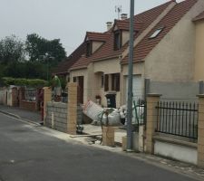 Les poteaux des voisins eux ne sont pas droit ( fait par eux-mêmes!) ?