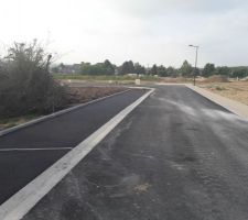 Réalisation des enrobés devant les accès de parcelles