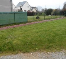 Création d'un parterre de long du grillage du voisin