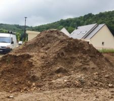 Tas de terre devant la maison