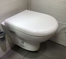 Choix des sanitaires : 

WC suspendu- RDC et étage

Pas de bride, cuvette à freins.