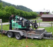 La machine à visser les pieu, de Technopieux des Deux Savoie, intervention pour un  pieu d'essai, pour devis.