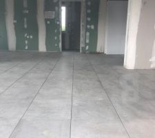 Une autre vue du carrelage de la pièce principale.