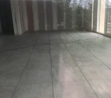 Le carrelage dans la pièce principale est posé.