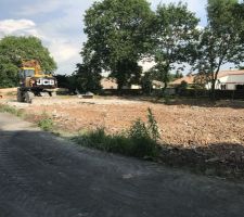 PHOTO DU TERRAIN, LE BATIMENT DE 300m2 a &eacute;t&eacute; d&eacute;truit. viabilisation effectu&eacute;e.