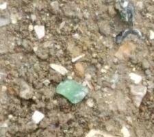 Morceau de verre sur tout le chemin d'accès et déchet en tout genre.