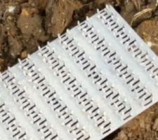 Morceau de verre sur tout le chemin d'accès et déchet en tout genre.