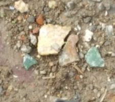 Morceau de verre sur tout le chemin d'accès et déchet en tout genre.