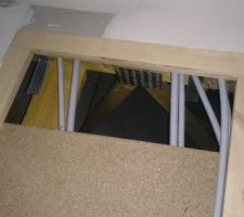 Trappe d'acc&egrave;s au toit, les cables g&ecirc;ne le passage et le placo est casser