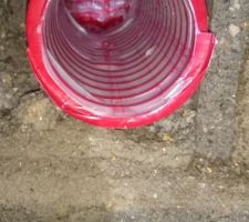 Gaine écraser boucher. Elle doit nous servir à brancher le portail électrique et la sonnette. Pas utilisable