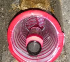 Gaine écraser boucher. Elle doit nous servir à brancher le portail électrique et la sonnette. Pas utilisable