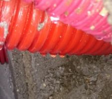 Des gouttes d'eau perle des gaines dans le vide sanitaire