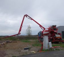 Camion pompe pour bétonner l'escalier