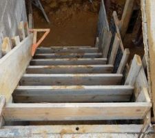 Structure du futur escalier qui descend dans le garage