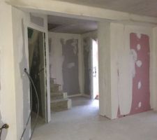 A l'intérieur de la maison le placo est terminé, comment expliquer de manière objective le désastre que l'on a découvert en allant sur le chantier un soir : 
-Placo posé de travers, des trous partout bouchés avec de la mousse (d'ailleurs nous avons surnommé l'entreprise les mousse-mousses, il me semble que l'on doit avoir une tonne de mousse pour être précis rien que pour cette étape de la construction, sinon la société c'est avenir plâtrerie à Strasbourg si vous les voyez fuyez )