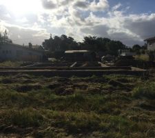 Notre voisin lui a d&eacute;marr&eacute; avant m&ecirc;me la signature d&eacute;finitive de l'acte de vente... Chanceux ! 
Je mets juste cette photo de ses d&eacute;buts pour qu'on se rende bien compte que tout s'est tr&egrave;s bien pass&eacute; ici ! Bref, jusque l&agrave;, tout va !