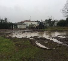 ... La pluie s'en m&egrave;le, et on va pas &ecirc;tre d&eacute;&ccedil;us ! Nous sommes en novembre et le terrain va rester comme ceci jusqu'en avril... Une catastrophe m&eacute;t&eacute;orologique... 

Oui, d'accord, il n'y a pas que de la pluie ! On a d&eacute;couvert une fine couche de glaise sous la surface d'une vingtaine de cm, emp&ecirc;chant l'eau de s'infiltrer correctement. Personne d'autre &agrave; des km &agrave; la ronde n'a ce type de sol... Sauf nous...