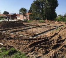 C'est sec !
J'ai fait ma r&acirc;leuse et menac&eacute; de tout mettre &agrave; l'eau et de me barrer avec la caisse. Le constructeur d&eacute;cide de se bouger... Enfin !
Les fondations sont donc coul&eacute;es ! On pr&eacute;pare le vide Sanitaire pour bient&ocirc;t... Et les ennuis ne vont pas tarder &agrave; remontrer le bout de leur nez tout mignon !