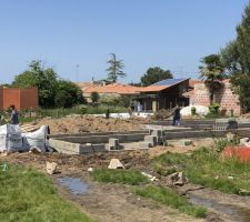 Chic chic ! Les parpaings sont arriv&eacute;s et le ma&ccedil;on aussi, &ccedil;a se monte ! Bient&ocirc;t les planelles et la dalle... Enfin, on esp&egrave;re !
Nous sommes en mai. En mai, fait ce qu'il te plait dit l'adage. Vous allez voir, c'est clairement ce que le ma&ccedil;on et le constructeur vont d&eacute;cider !