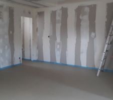 Chape coulée, en cours de séchage - Pièce de vie / Couloir