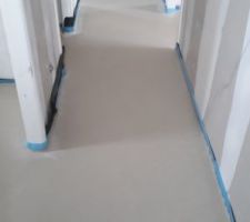 Chape coulée, en cours de séchage - couloir étage