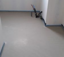 Chape coulée, en cours de séchage - couloir étage
