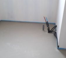 Chape coulée, en cours de séchage - Salle de bain - emplacement baignoire