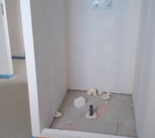 Chape coulée, en cours de séchage - Salle de bain - emplacement douche