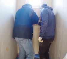 Pose du toilette suspendue je justesse avant la chape