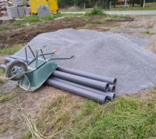 ET VOILA le chantier recommence ! enfin :D 
Voilà les tuyaux servant pour le drainage.
