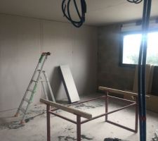 Allez ça y est c?est reparti! 
C?est fou ce q?un Plafond et du placo au mur peuvent changer visuellement!